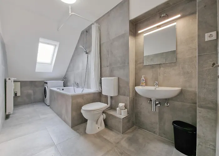 Tolstov - 3 And 4 Lejlighed